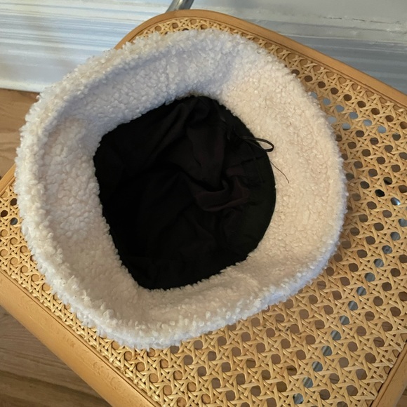 Cream fleece bucket hat - Picture 2 of 2